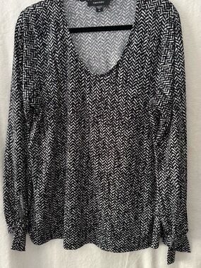 Karen Kane Black & White Long Sleeve Scoop Neck Chevron Top